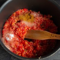 Насыпаем соль, сахарный песок, молотый красный перец, вливаем растительное масло и уксус Насыпаем соль, сахарный песок, молотый красный перец, вливаем растительное масло и уксус