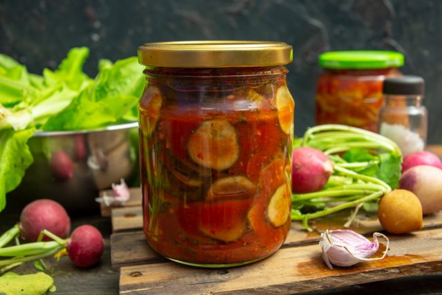 Вкусный салат из огурцов на зиму в заливке из томатного соуса Вкусный салат из огурцов на зиму в заливке из томатного соуса