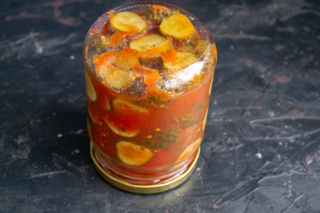 Вкусный салат из огурцов на зиму в заливке из томатного соуса готов Вкусный салат из огурцов на зиму в заливке из томатного соуса готов