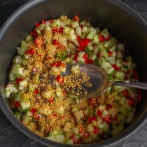 Перекладываем салат в кастрюлю, добавляем зерновую горчицу, нагреваем до кипения и вливаем уксус