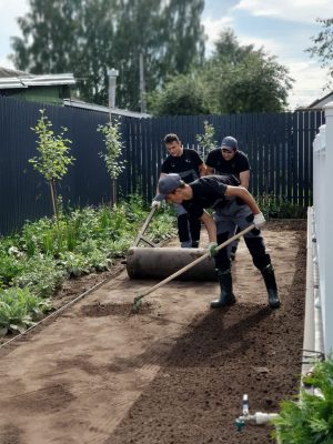 Команда «Сад с нуля» на примере показывает, как правильно уложить рулонный газон Команда «Сад с нуля» на примере показывает, как правильно уложить рулонный газон