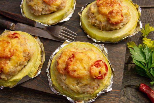 Фаршированные кабачки с рисом и фаршем в духовке