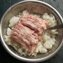 К рису добавляем мясной фарш К рису добавляем мясной фарш