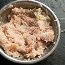 Тщательно перемешиваем фарш Тщательно перемешиваем фарш