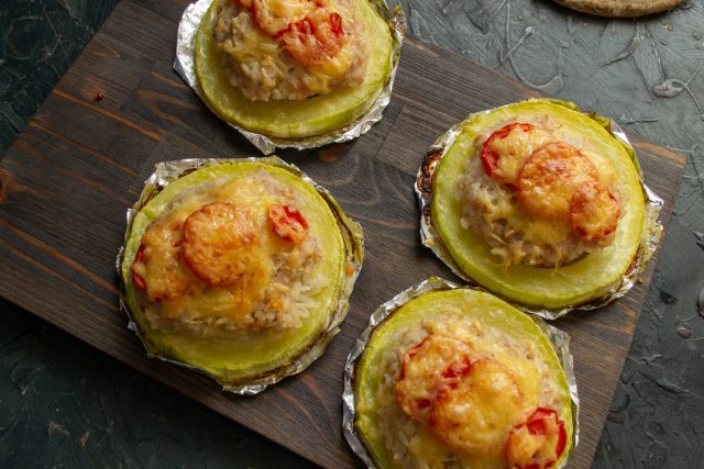 Фаршированные кабачки с рисом и фаршем в духовке готовы Фаршированные кабачки с рисом и фаршем в духовке готовы