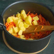 Картофель чистим, режем крупными кубиками, отправляем в кастрюлю Картофель чистим, режем крупными кубиками, отправляем в кастрюлю