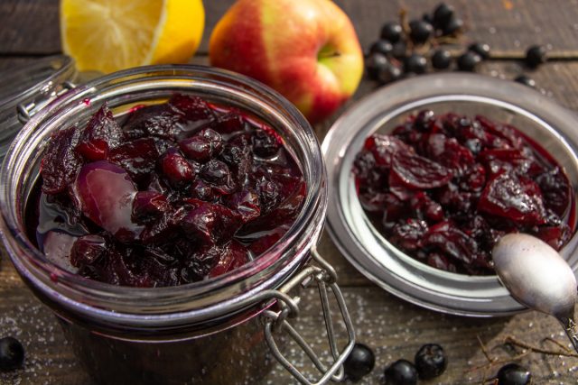 Густое варенье из черной рябины с яблоками и лимоном
