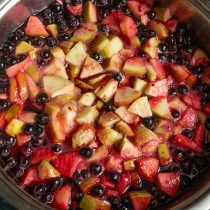 Медленно нагреваем фрукты и ягоды до кипения