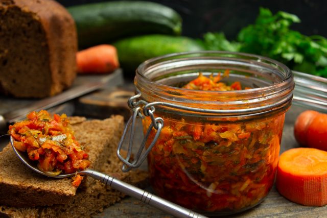 Кабачковая икра на зиму с кусочками овощей «Пальчики оближешь»