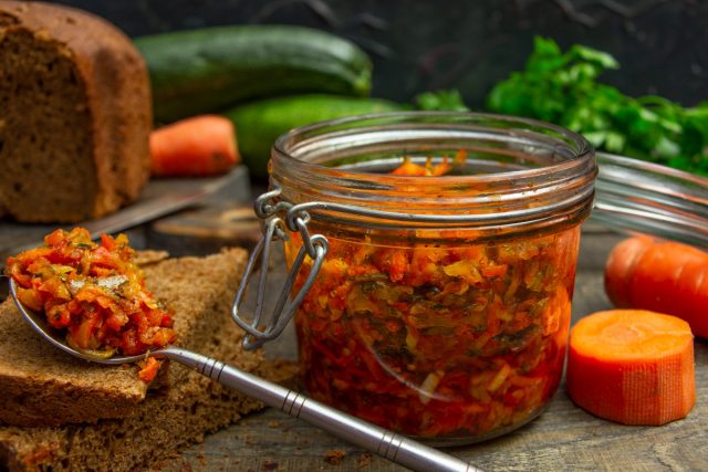 Кабачковая икра на зиму с кусочками овощей «Пальчики оближешь!» Кабачковая икра на зиму с кусочками овощей «Пальчики оближешь!»
