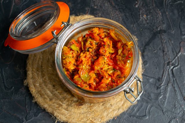 Кабачковая икра на зиму с кусочками овощей «Пальчики оближешь!» готова Кабачковая икра на зиму с кусочками овощей «Пальчики оближешь!» готова
