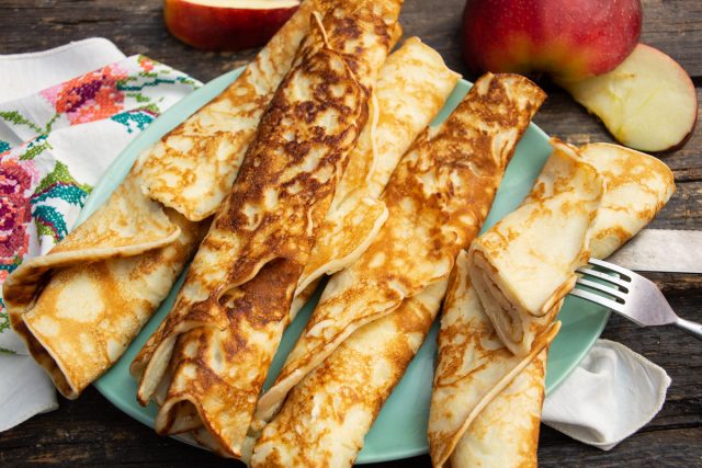 Нежные яблочные блины с маслом и сгущенкой