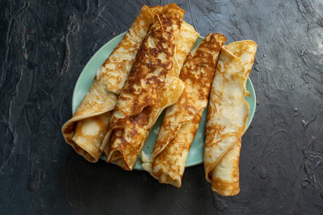 Нежные яблочные блины с маслом и сгущенкой готовы
