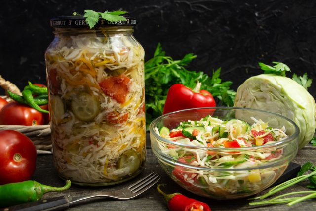 Овощной салат «Огород» с капустой, огурцами и помидорами на зиму Овощной салат «Огород» с капустой, огурцами и помидорами на зиму