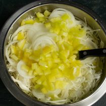 Режем мякоть перцев маленькими кубиками, добавляем в миску Режем мякоть перцев маленькими кубиками, добавляем в миску