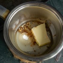 В сотейник кладём сливочное масло, добавляем растительное, сахарный песок, щепотку соли и молотую корицу В сотейник кладём сливочное масло, добавляем растительное, сахарный песок, щепотку соли и молотую корицу