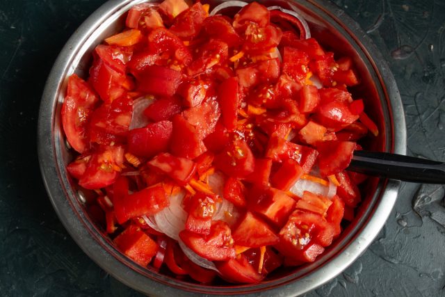 Нарезаем помидоры кубиками, добавляем к остальным ингредиентам