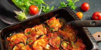 Сочная курица с баклажанами и помидорами в духовке