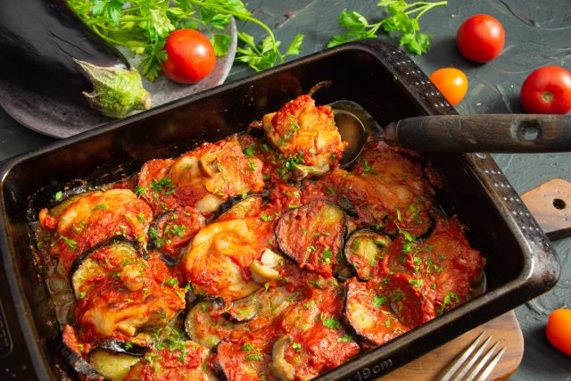 Сочная курица с баклажанами и помидорами в духовке