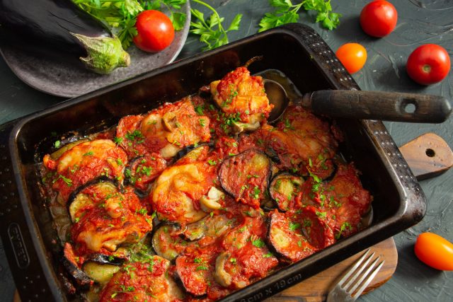 Сочная курица с баклажанами и помидорами в духовке Сочная курица с баклажанами и помидорами в духовке
