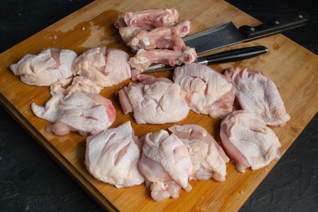 Куриные бёдра промываем, обсушиваем, подрезаем косточку и срезаем мясо с кости Куриные бёдра промываем, обсушиваем, подрезаем косточку и срезаем мясо с кости