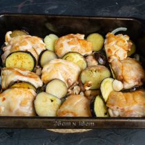 Между кусочками курицы кладём обжаренные баклажаны Между кусочками курицы кладём обжаренные баклажаны