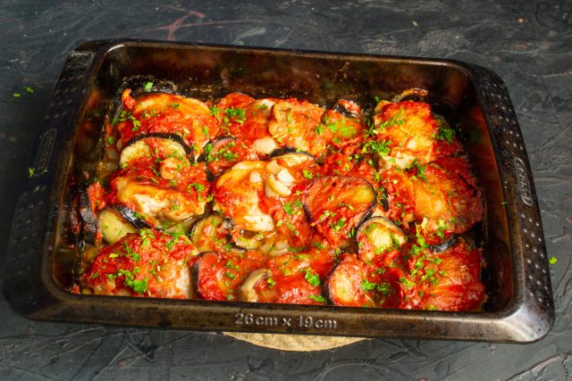 Сочная курица с баклажанами и помидорами в духовке готова Сочная курица с баклажанами и помидорами в духовке готова
