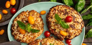 Сочные фриттеры из кабачков с курицей и сладким перцем