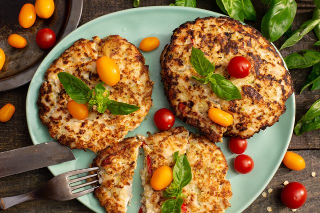 Сочные фриттеры из кабачков с курицей и сладким перцем