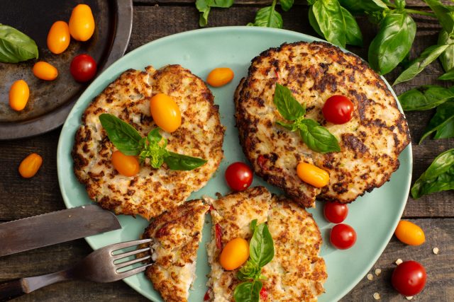 Сочные фриттеры из кабачков с курицей и сладким перцем Сочные фриттеры из кабачков с курицей и сладким перцем