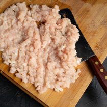 Измельчаем филе куриной грудки Измельчаем филе куриной грудки