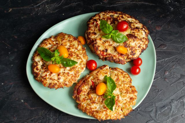 Сочные фриттеры из кабачков с курицей и сладким перцем готовы Сочные фриттеры из кабачков с курицей и сладким перцем готовы