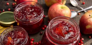 Варенье «Брусника с яблоками» с ванильным сахаром и корицей