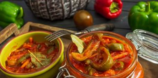 Домашнее лечо из зелёного перца с морковью и луком