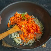 Добавляем нарезанную морковь и перец чили