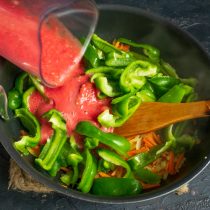 Выливаем томатное пюре в кастрюлю с овощами
