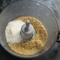 Насыпаем коксовую стружку Насыпаем коксовую стружку
