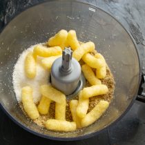 Добавляем кукурузные палочки Добавляем кукурузные палочки