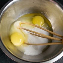 Отмеряем сахарный песок, добавляем яйца и соль Отмеряем сахарный песок, добавляем яйца и соль