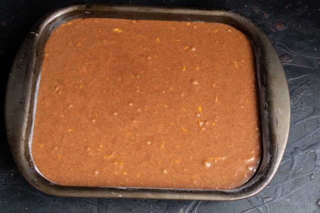 Форму смазываем сливочным маслом и посыпаем мукой, выливаем тесто в форму Форму смазываем сливочным маслом и посыпаем мукой, выливаем тесто в форму