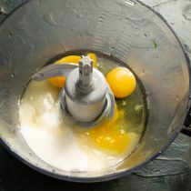 Отмеряем сахарный песок, разбиваем куриные яйца и добавляем щепотку соли