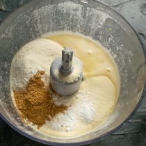 Добавляем пшеничную муку, разрыхлитель теста, манную крупу, имбирный порошок и щепотку мускатного ореха Добавляем пшеничную муку, разрыхлитель теста, манную крупу, имбирный порошок и щепотку мускатного ореха