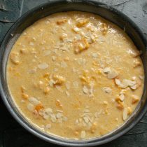 Сверху посыпаем сахаром и миндальными лепестками Сверху посыпаем сахаром и миндальными лепестками