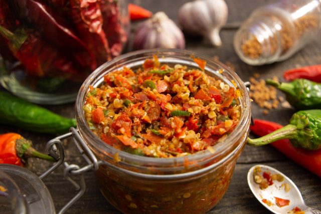 Острая аджика с чесноком и пажитником