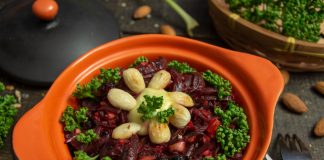Постный салат из свёклы с черносливом и миндалём