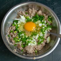 Лук посыпаем солью, сверху разбиваем куриное яйцо Лук посыпаем солью, сверху разбиваем куриное яйцо