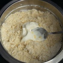 Растираем масло с мукой в крошку, добавляем жирную сметану Растираем масло с мукой в крошку, добавляем жирную сметану