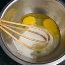 Смешиваем в глубокой миске сахарный песок, куриные яйца, взбиваем венчиком Смешиваем в глубокой миске сахарный песок, куриные яйца, взбиваем венчиком