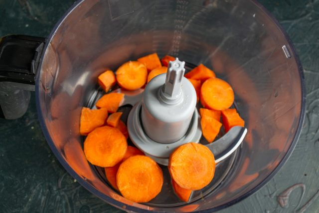 Тщательно моем морковь, чистим, нарезаем кружочками, отправляем в чашу