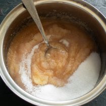 Возвращаем протертые яблоки в кастрюлю, добавляем сахарный песок и ванилин